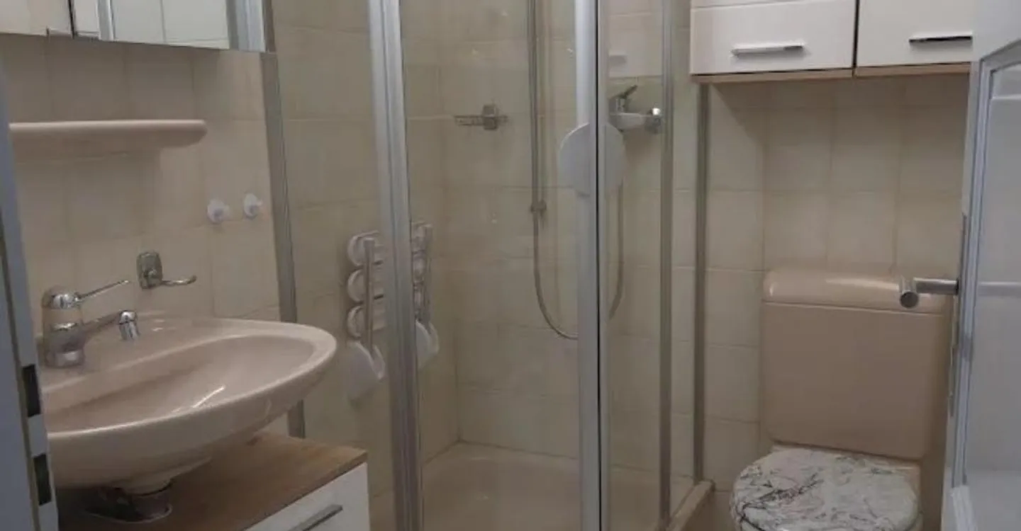 Charmante 2.5-Zimmer-Erdgeschosswohnung im Herzen von Saillon - Foto 3 von 11