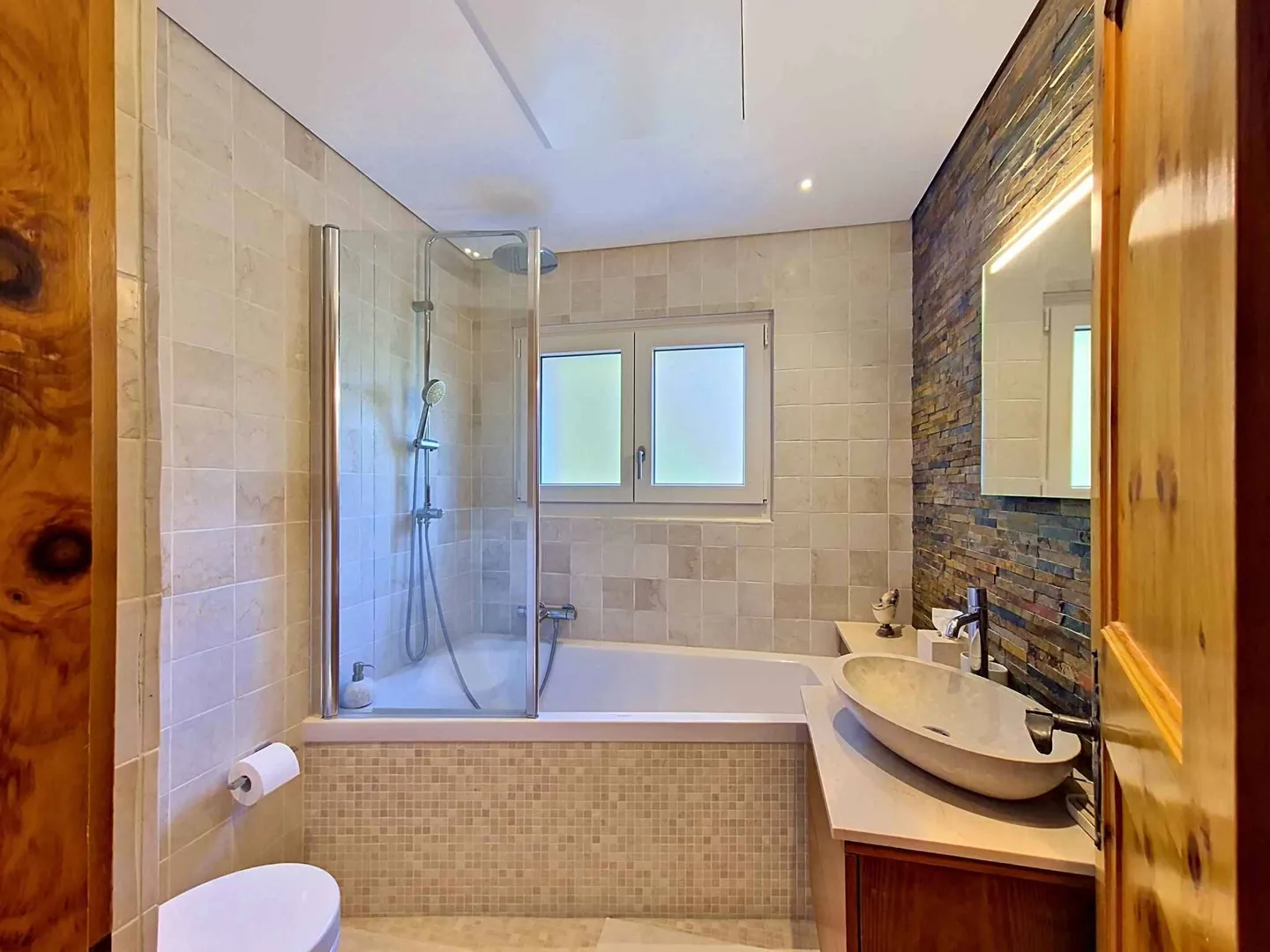 Charming 3.5 Room Apartment, Chalet Atmosphere and Ski-in/Ski-out Access - Photo 4 of 8