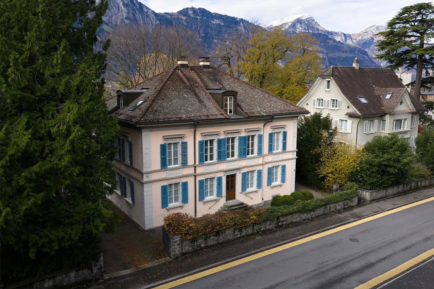 Villa unica con 1.919 m² di terreno nel centro di Altdorf - Foto 1 di 25