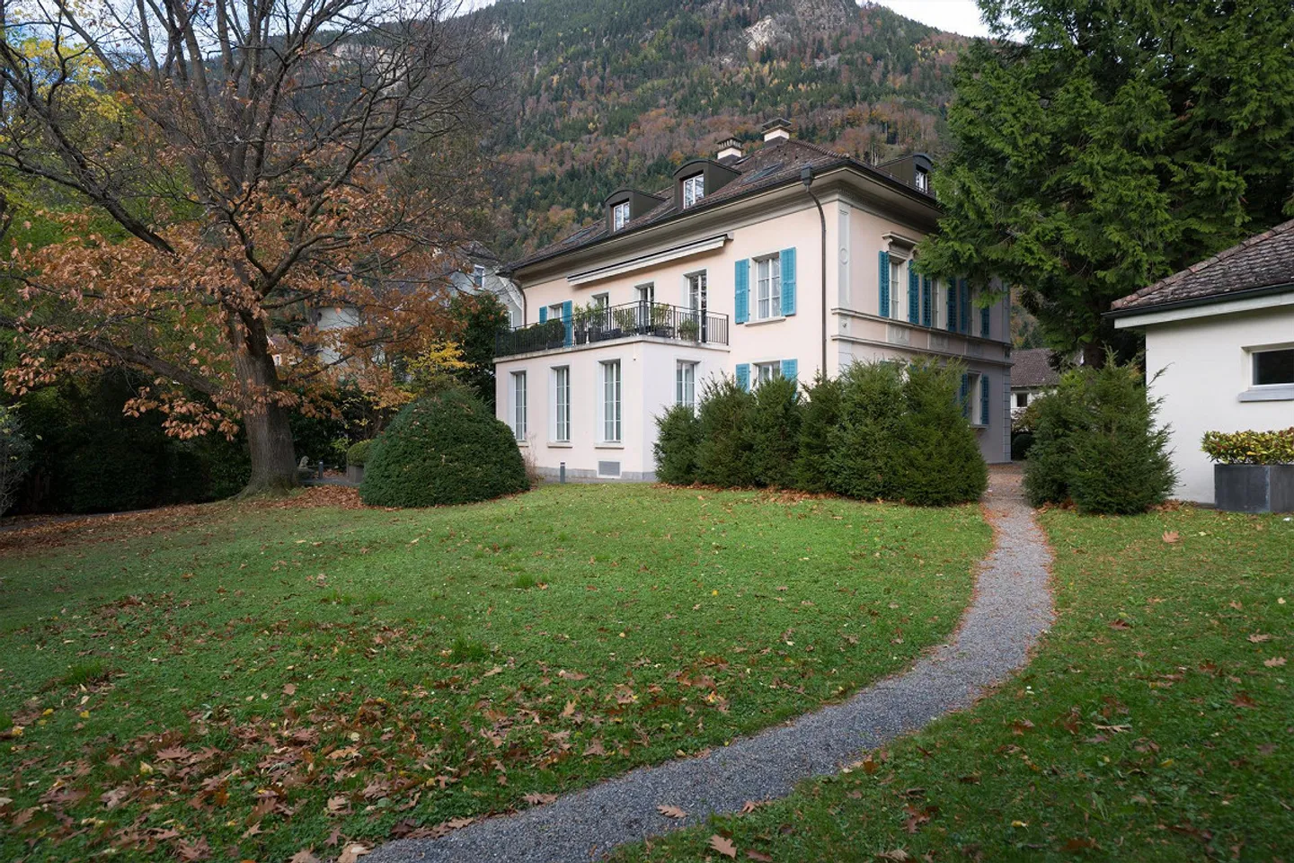 Villa unica con 1.919 m² di terreno nel centro di Altdorf - Foto 2 di 25