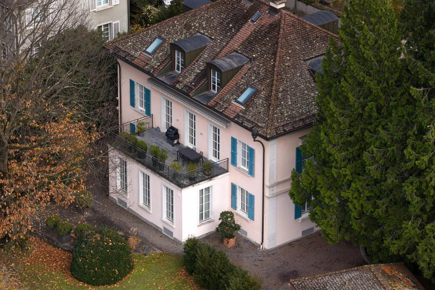 Villa unica con 1.919 m² di terreno nel centro di Altdorf - Foto 3 di 25