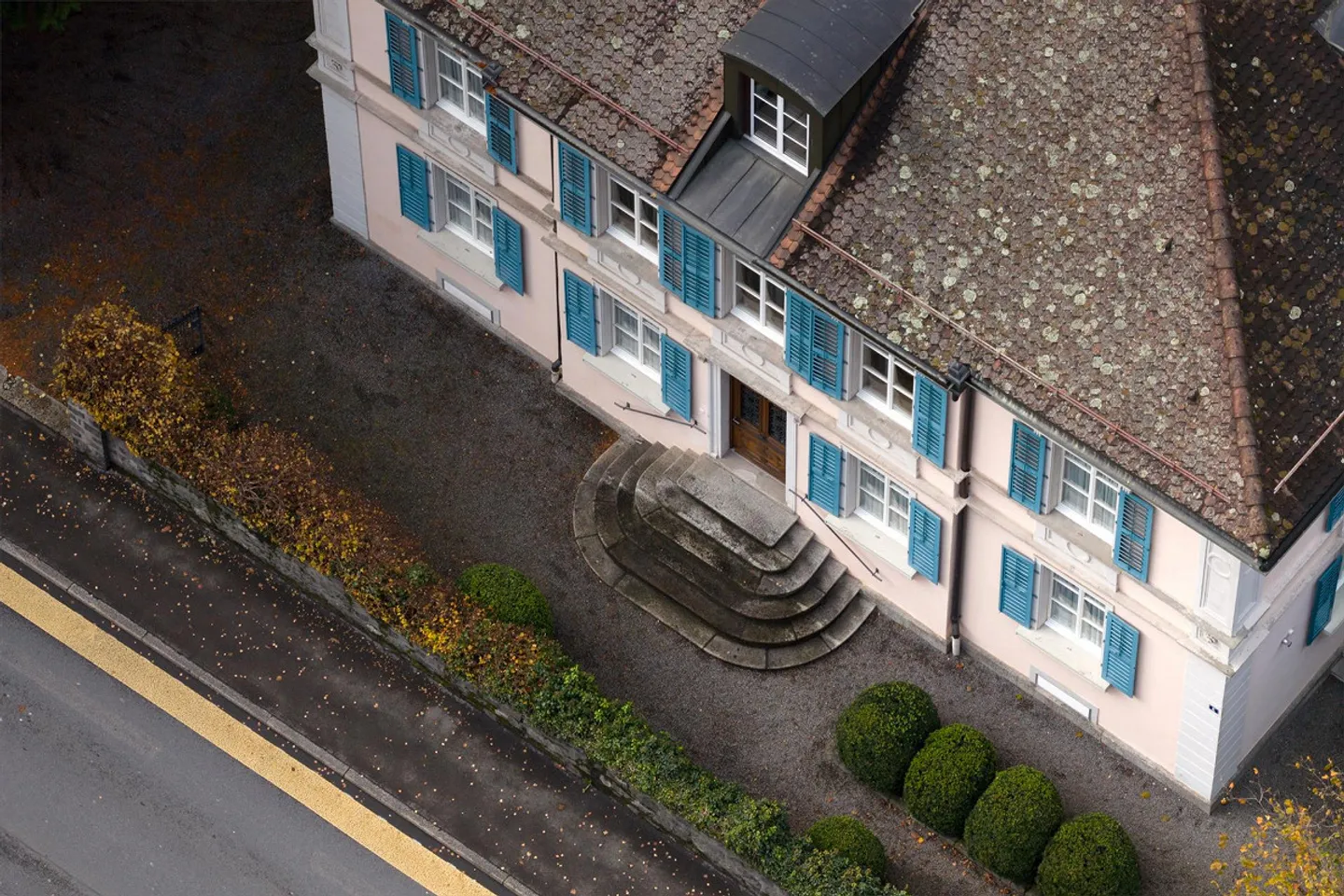 Villa unica con 1.919 m² di terreno nel centro di Altdorf - Foto 4 di 25