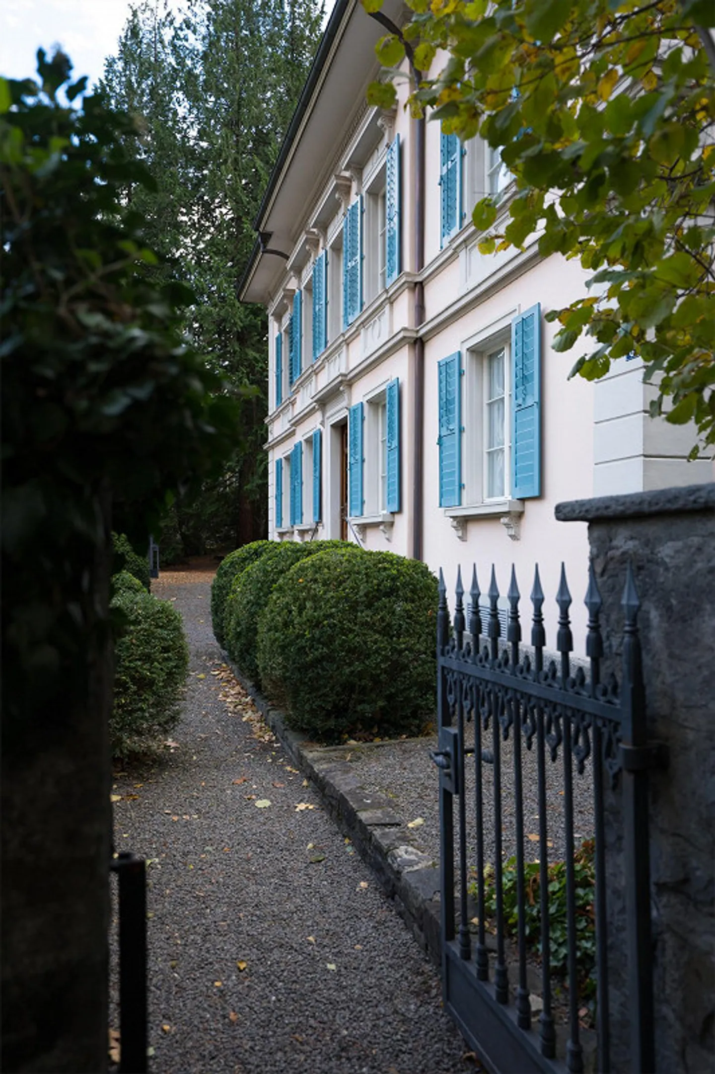 Villa unica con 1.919 m² di terreno nel centro di Altdorf - Foto 5 di 25