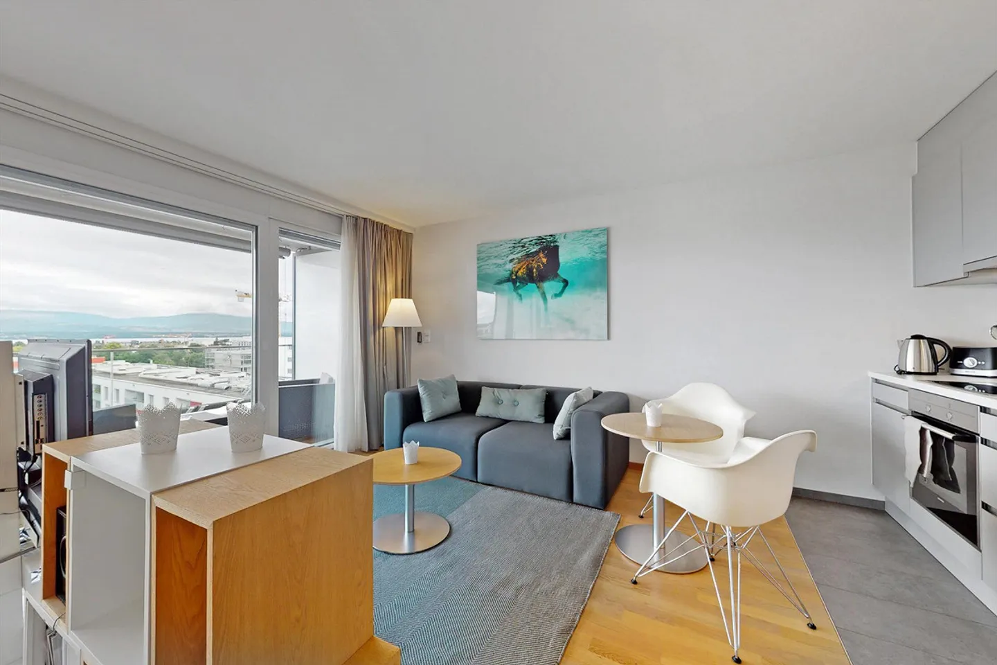 Charming Studio with Balcony - Photo 4 of 12