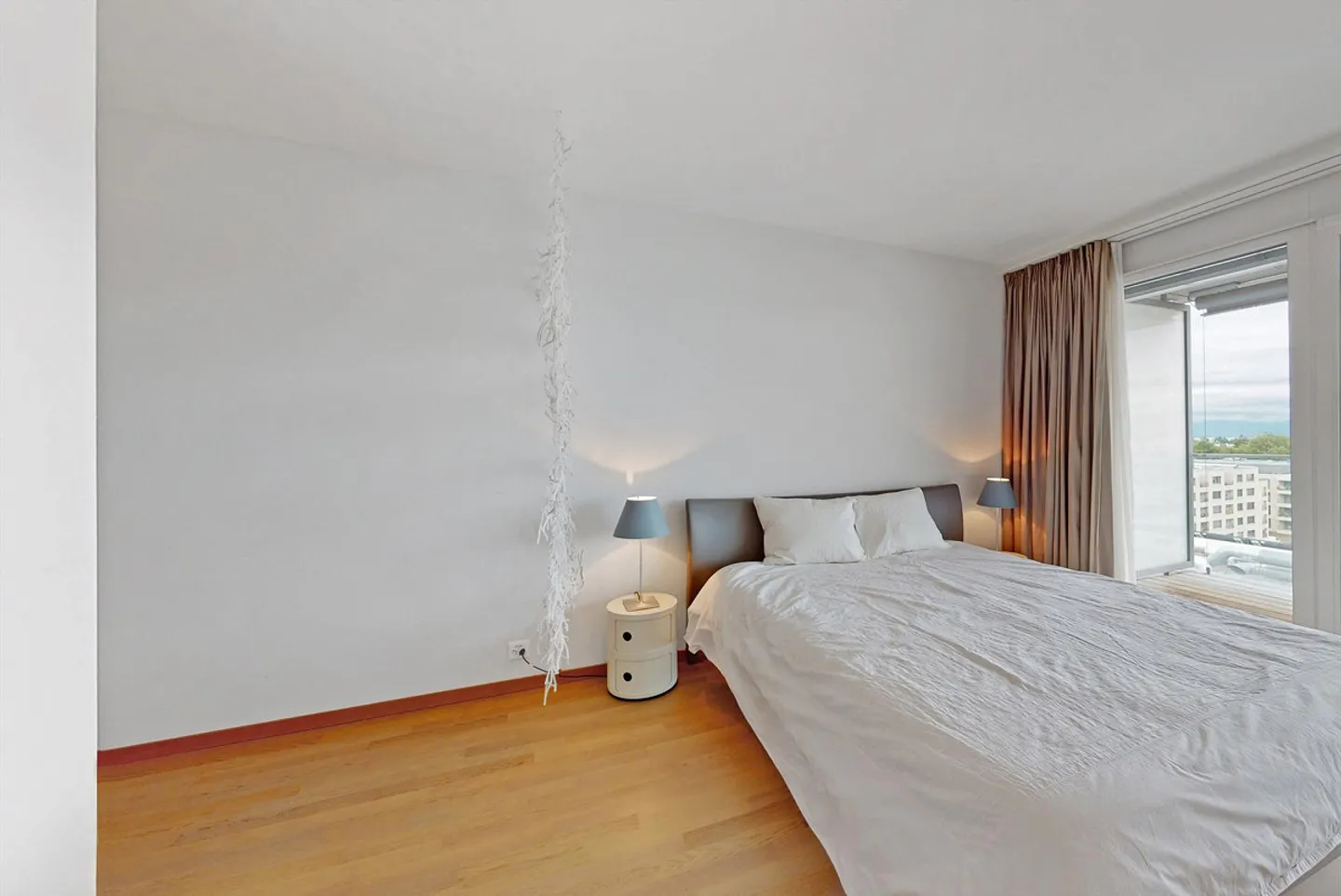 Charming Studio with Balcony - Photo 6 of 12