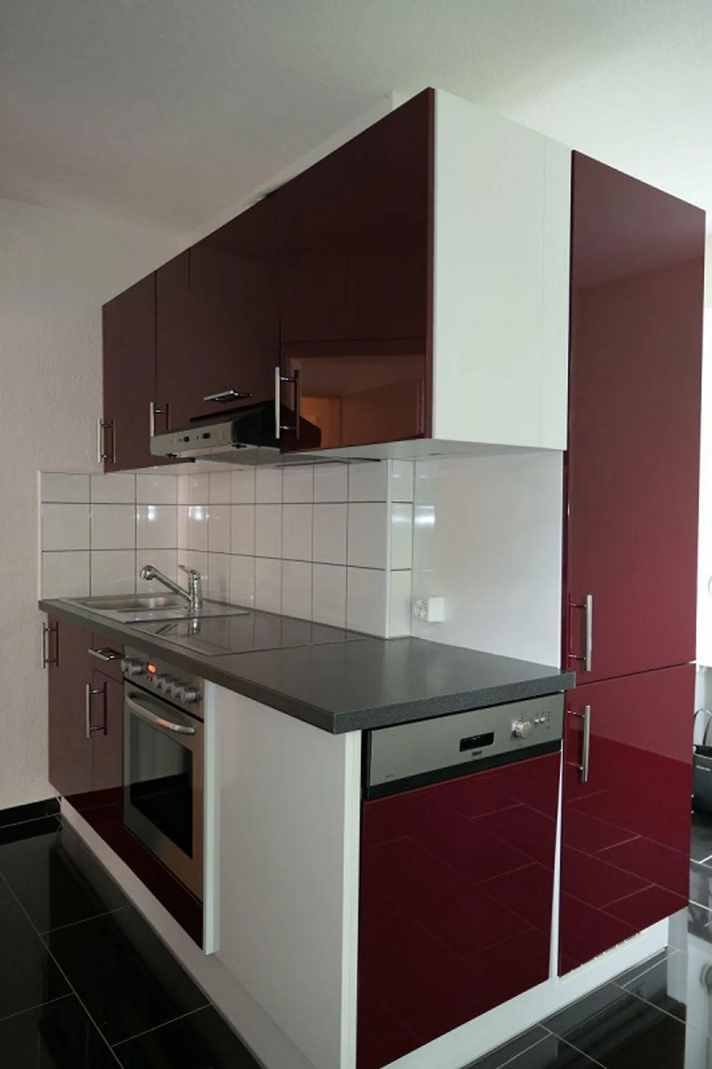 Tastefully furnished student apartment! - Photo 3 of 9