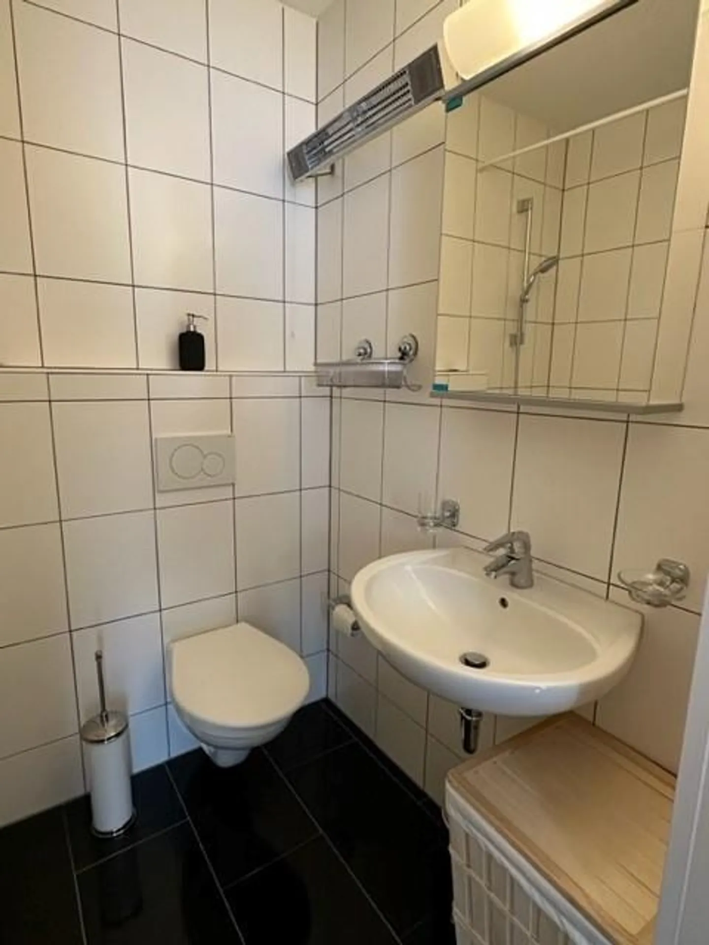 Tastefully furnished student apartment! - Photo 4 of 9