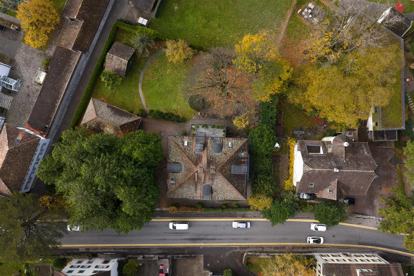 Villa unica con 1.919 m² di terreno nel centro di Altdorf - Foto 8 di 25