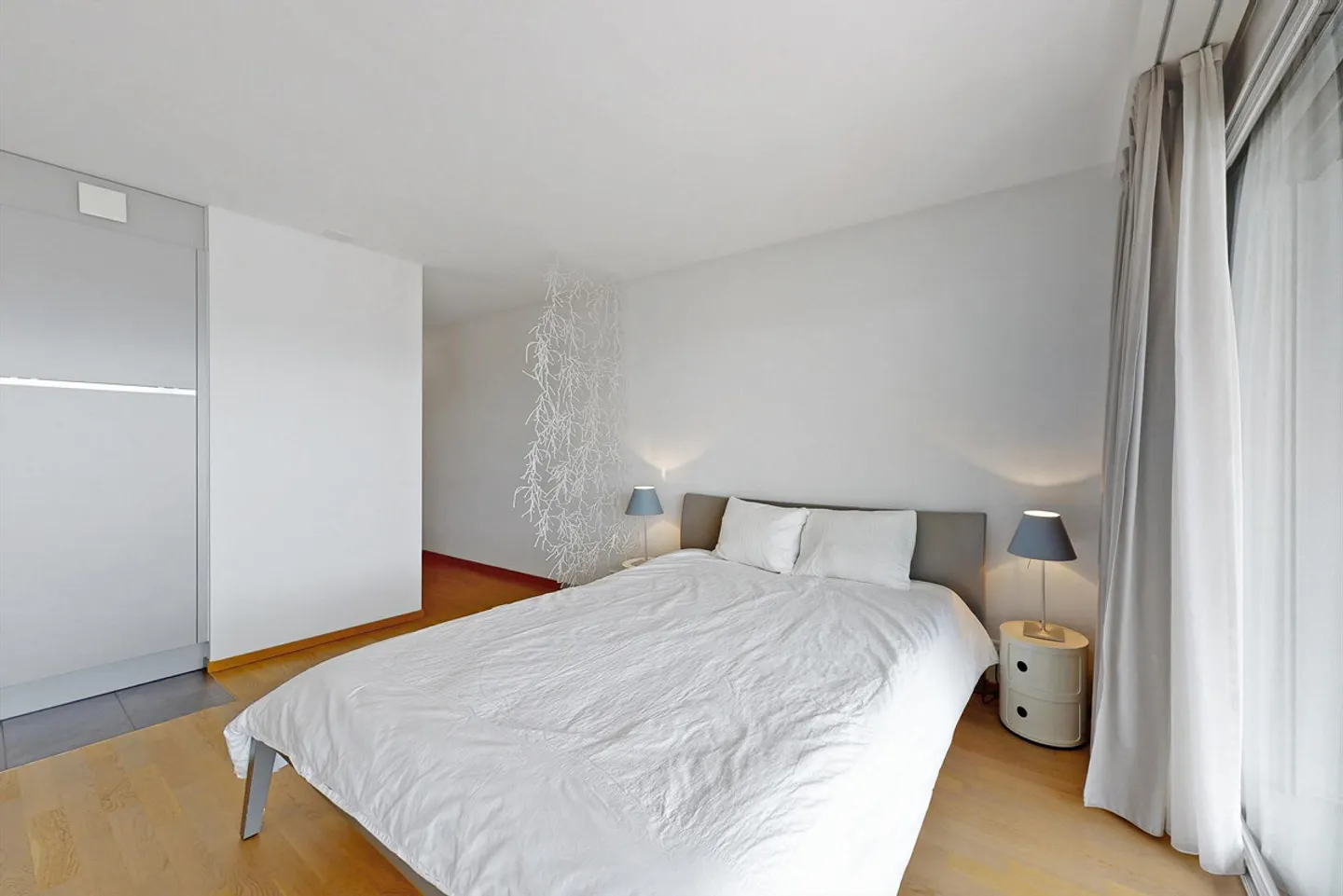 Charming Studio with Balcony - Photo 7 of 12