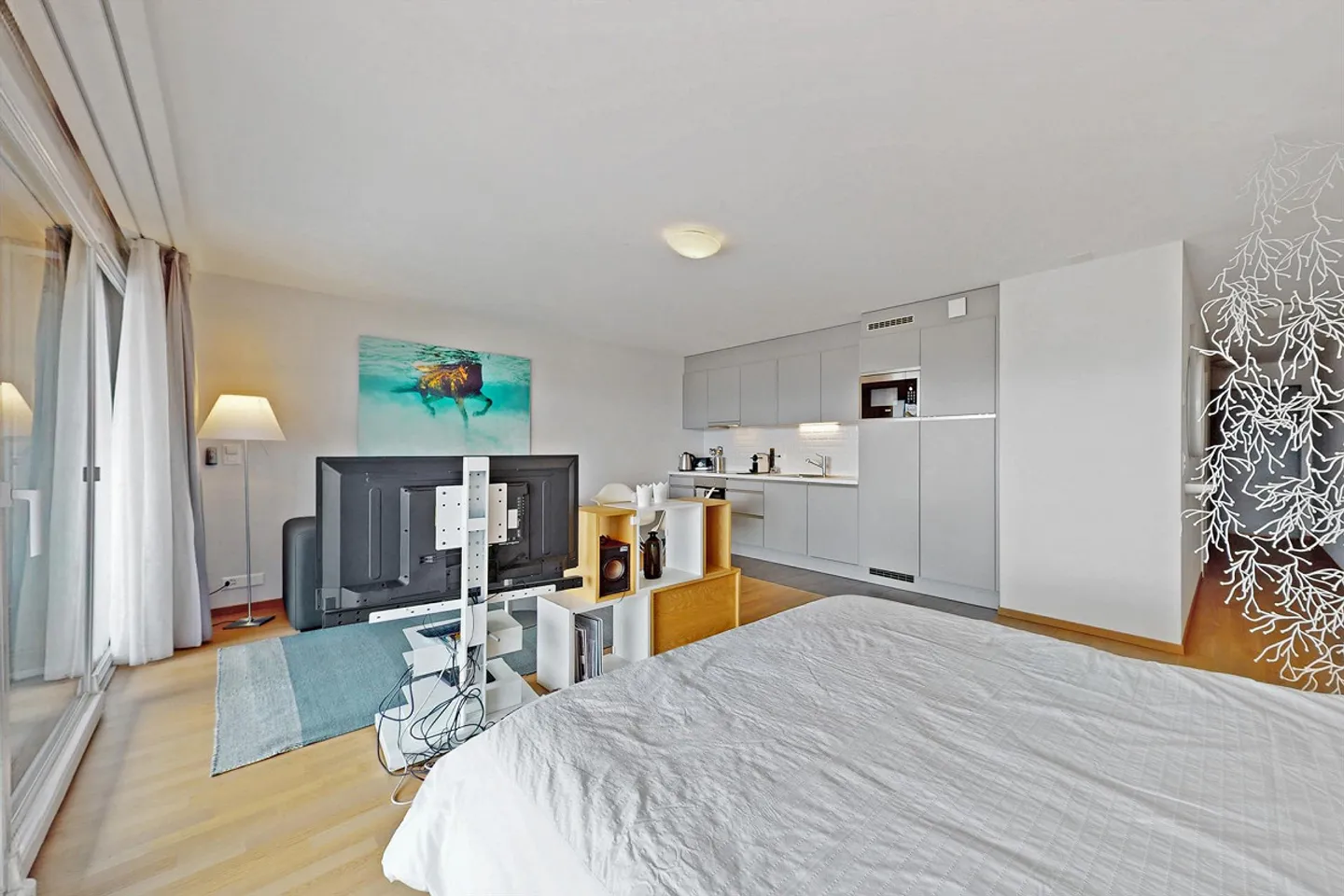 Charming Studio with Balcony - Photo 8 of 12