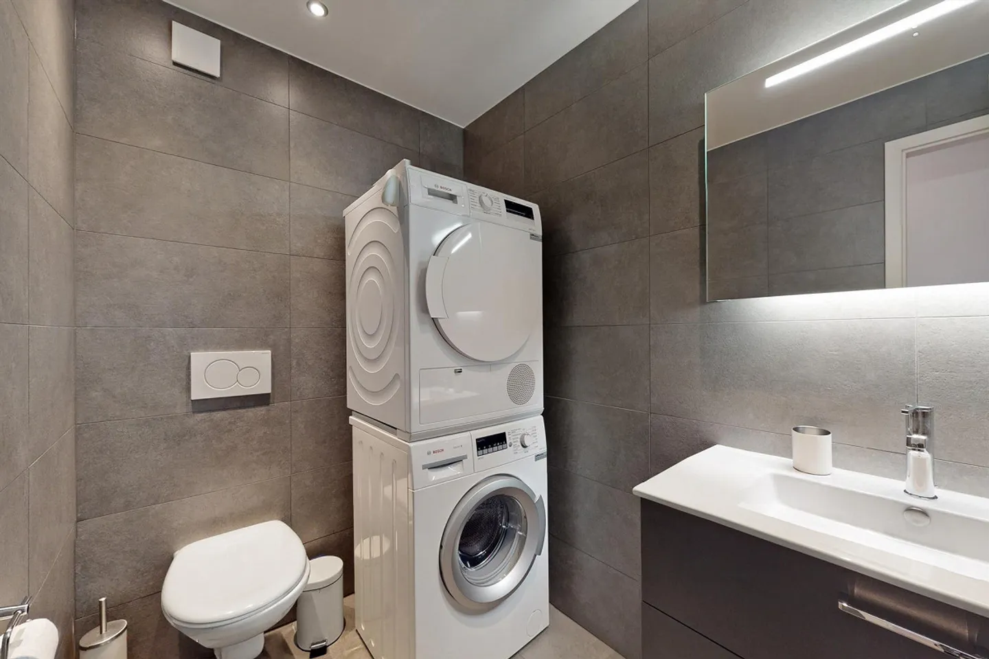 Charming Studio with Balcony - Photo 10 of 12