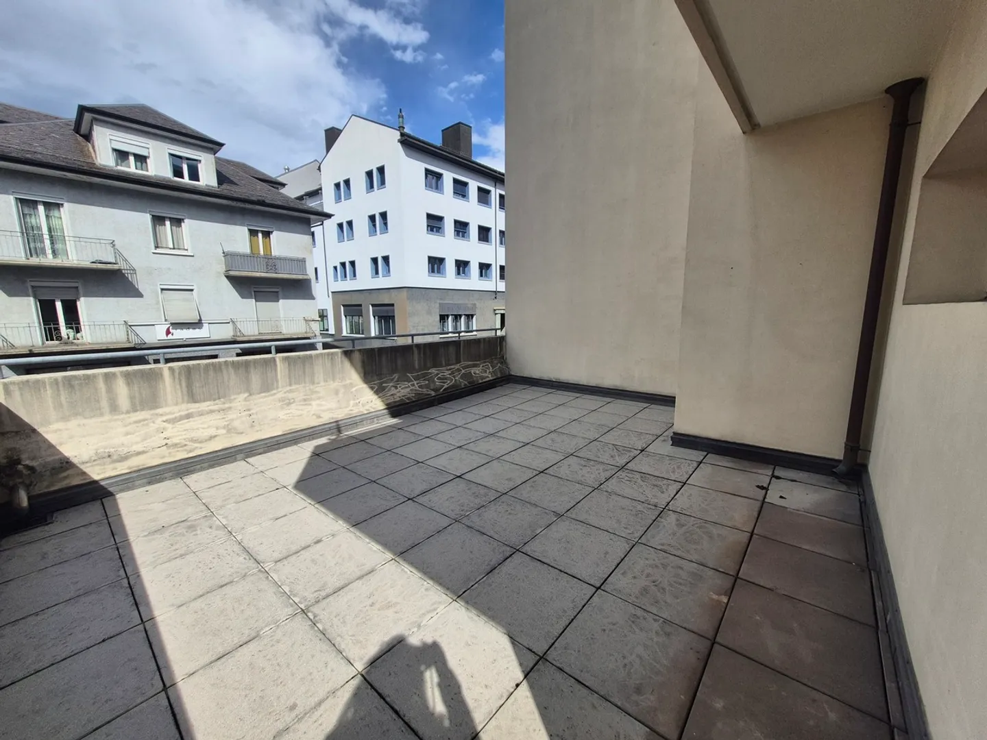 DOWNTOWN SION 4.5 ROOM APARTMENT - Photo 2 of 8