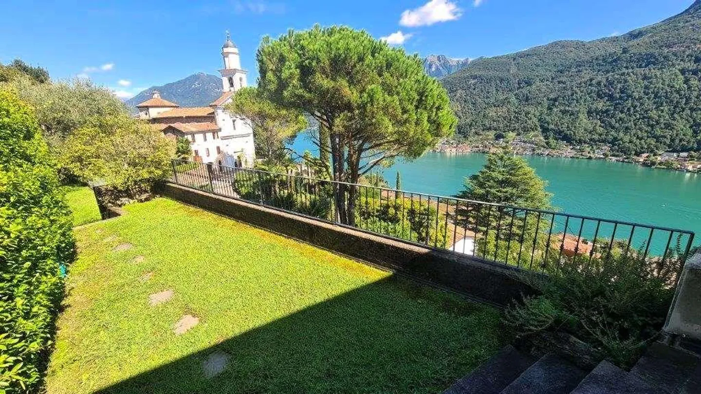 MERAVIGLIOSO DUPLEX CON GIARDINO A VICO MORCOTE - Foto 3 di 10