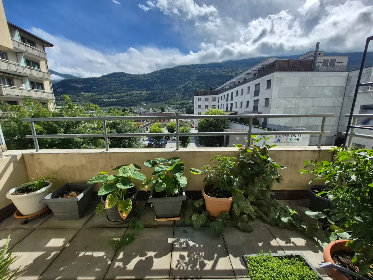 DOWNTOWN SION 4.5 ROOM APARTMENT - Photo 4 of 8