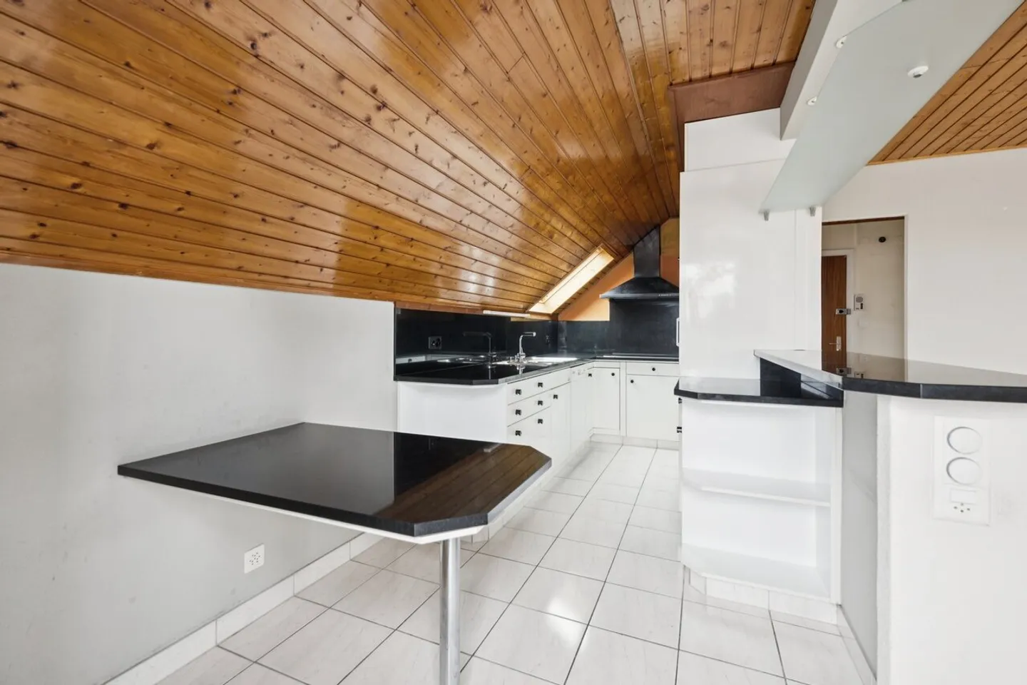 Rare address in the center of Saint-Sulpice! - Photo 4 of 5