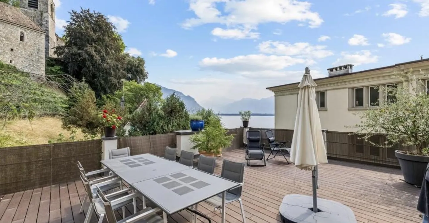 4.5 room apartment with character, terrace and lake view - Photo 2 of 12