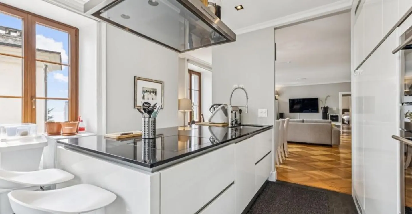 4.5 room apartment with character, terrace and lake view - Photo 10 of 12