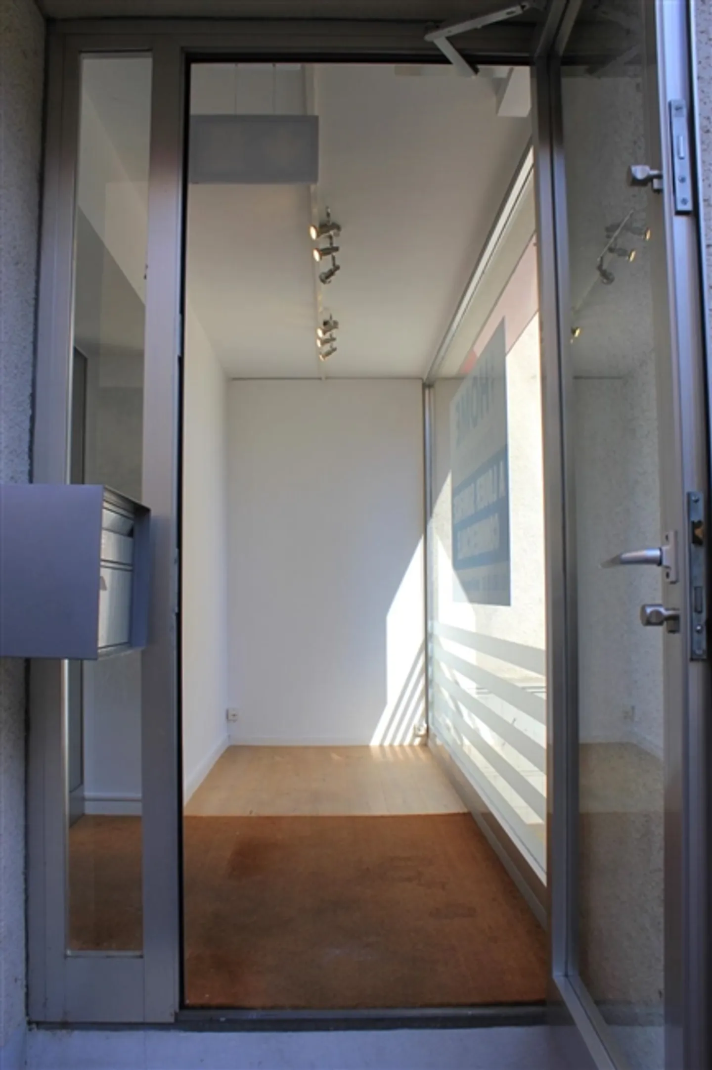 Commercial premises with windows in the center of Morges - approx. 83m2 - Photo 2 of 7