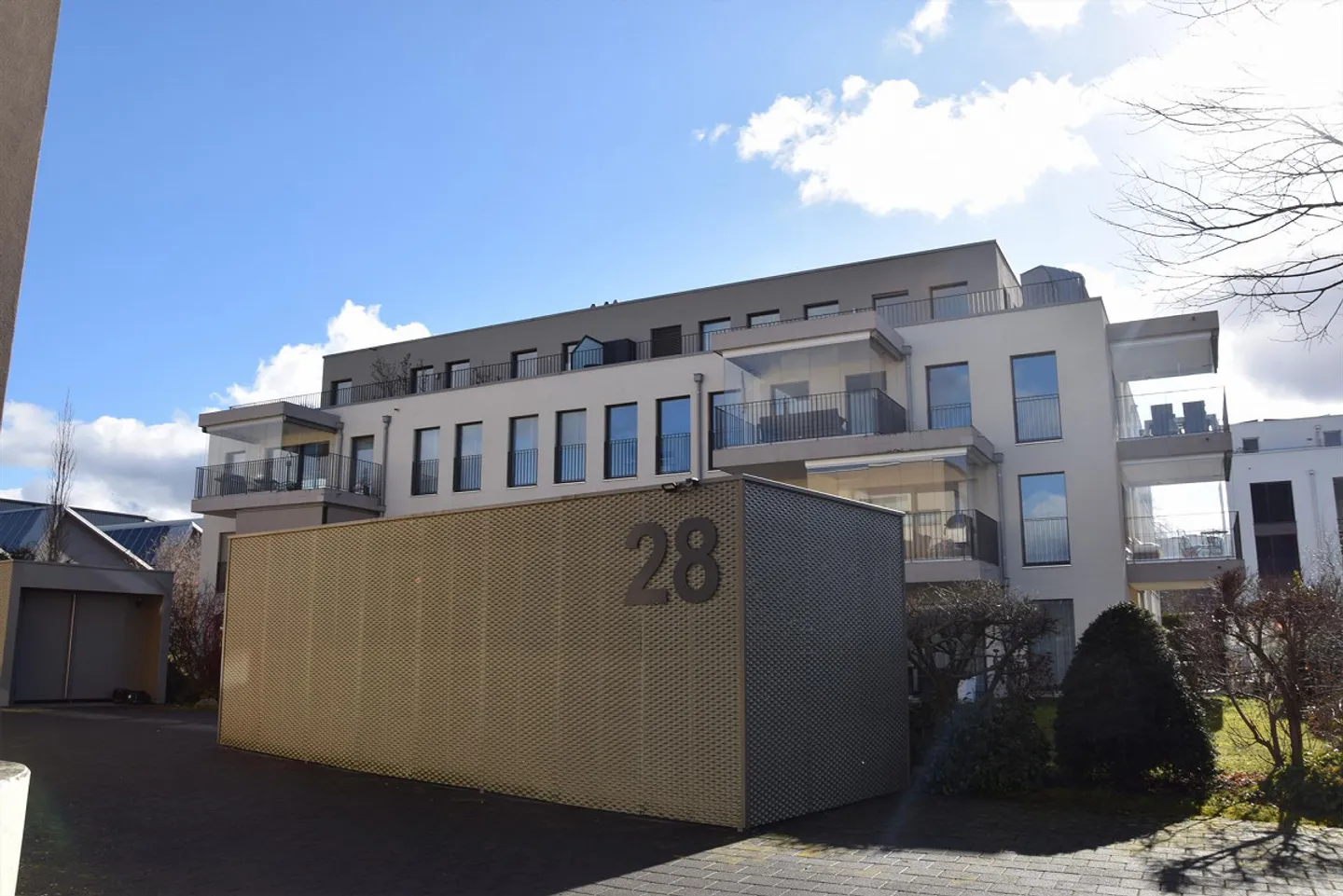 Appartamento 4 1/2 stanze ben curato al 2° piano con due balconi - Foto 2 di 14