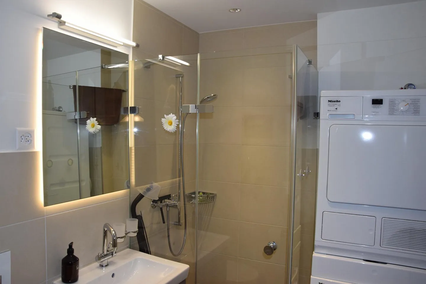 Appartamento 4 1/2 stanze ben curato al 2° piano con due balconi - Foto 12 di 14