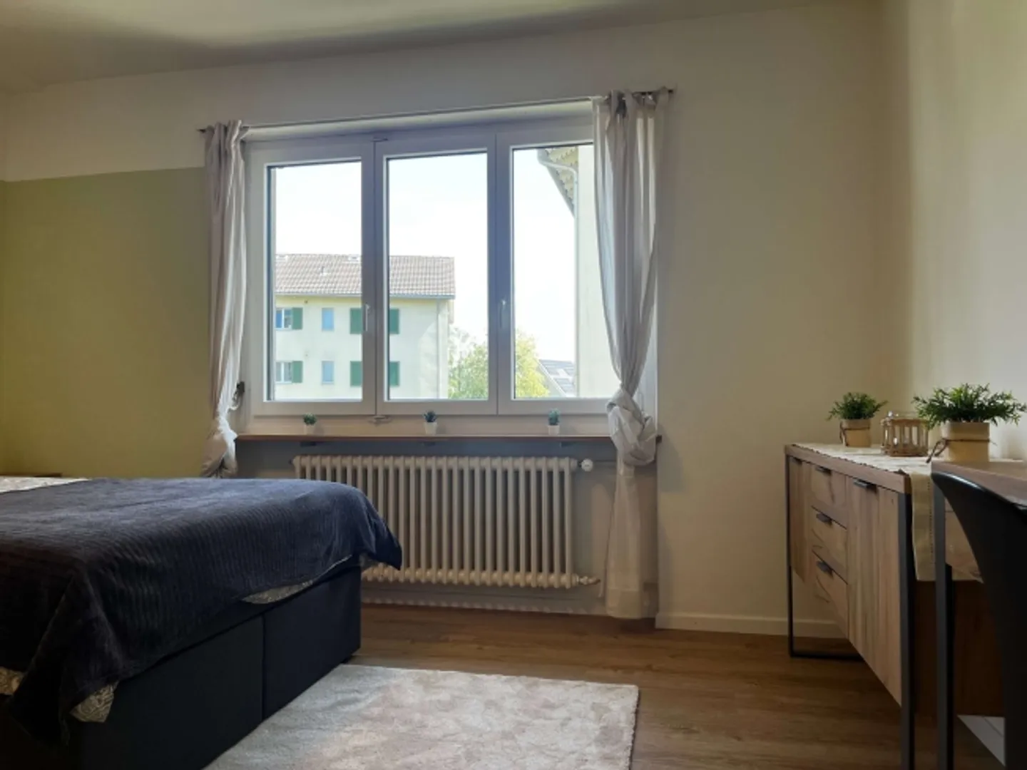 Bright, Renovated Apartment Ideal for Young Professionals - Photo 2 of 13