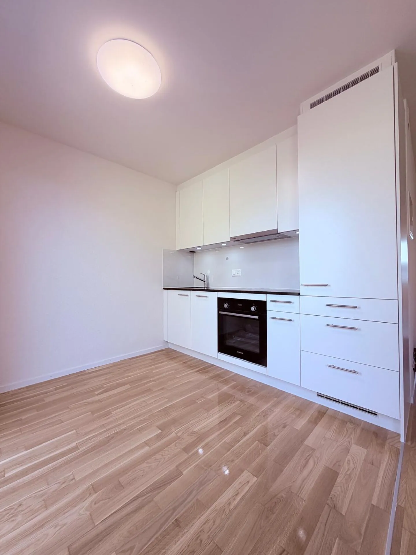 First occupancy 2.5-room apartment with own washing machine/tumbler, large balcony and cellar compartment - Photo 2 of 9