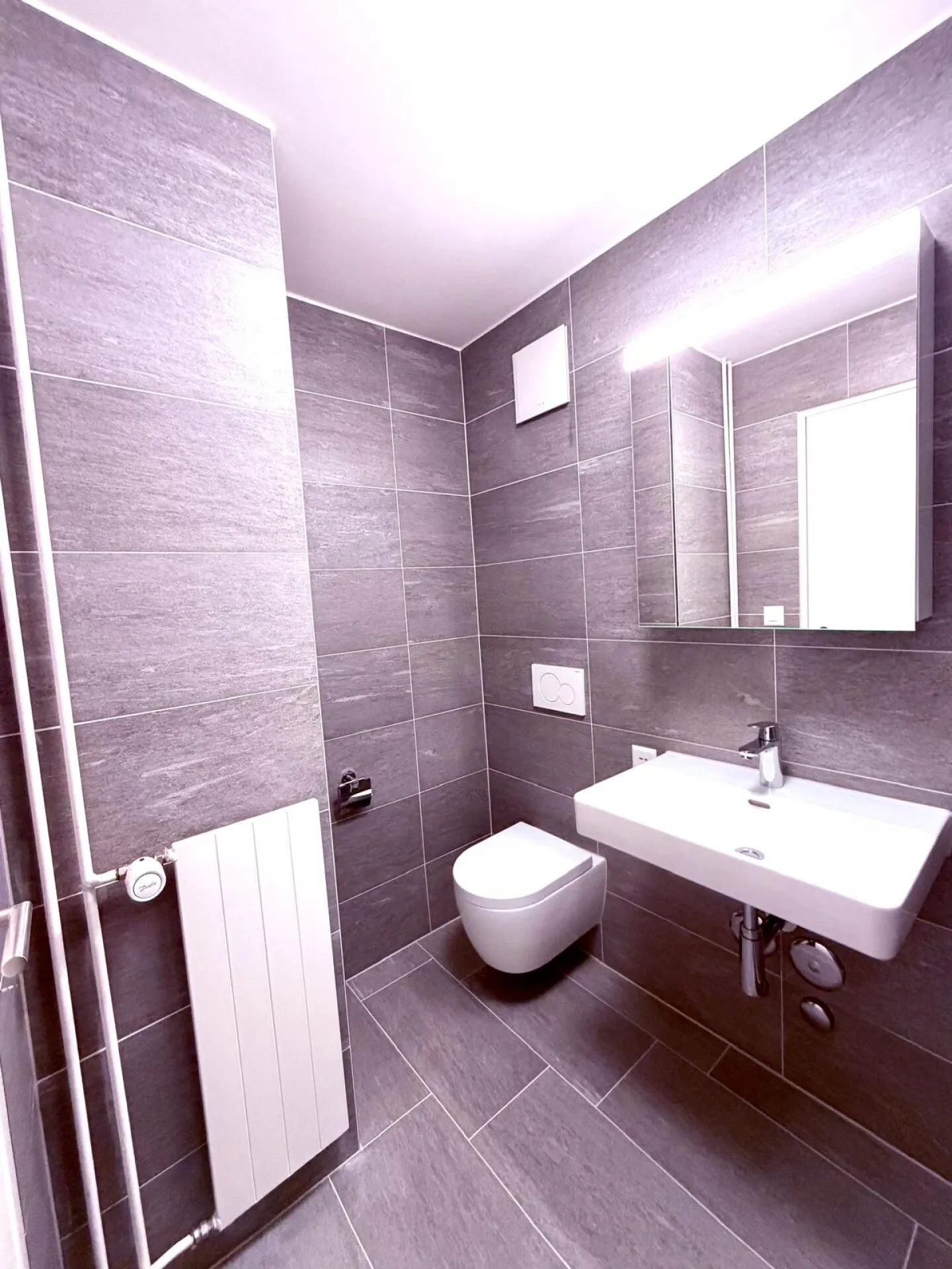 First occupancy 2.5-room apartment with own washing machine/tumbler, large balcony and cellar compartment - Photo 3 of 9