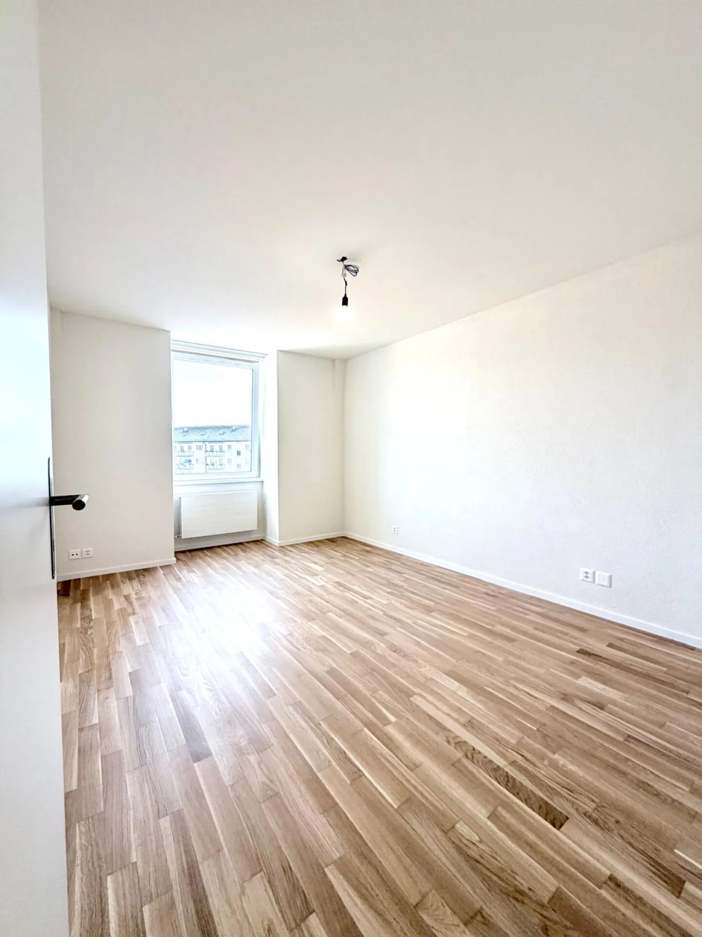 First occupancy 2.5-room apartment with own washing machine/tumbler, large balcony and cellar compartment - Photo 7 of 9