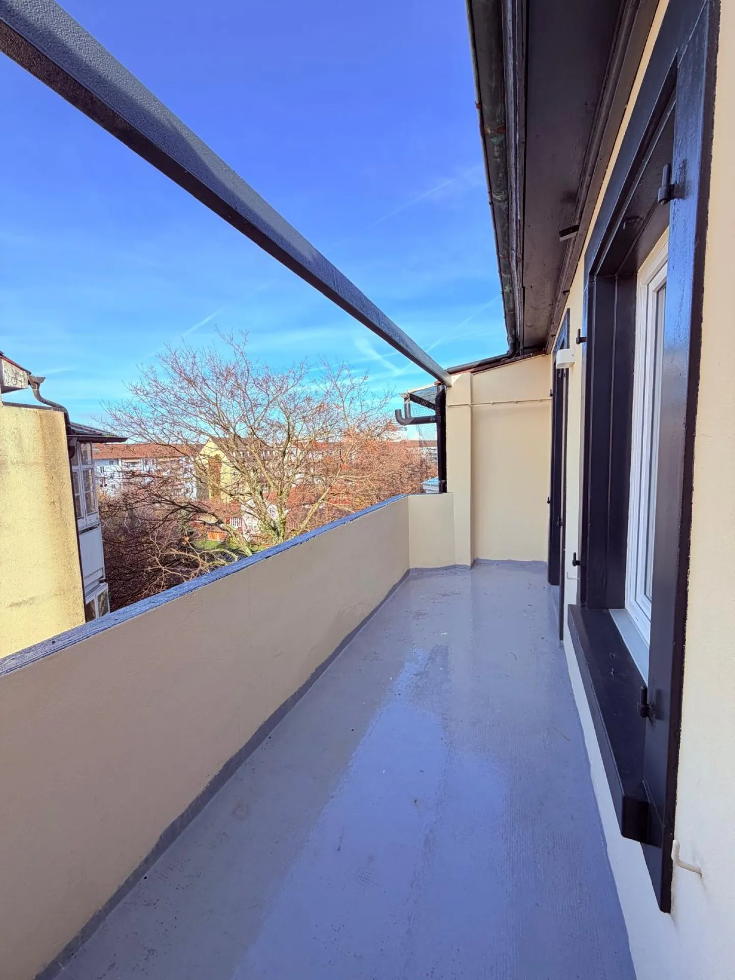 First occupancy 2.5-room apartment with own washing machine/tumbler, large balcony and cellar compartment - Photo 8 of 9