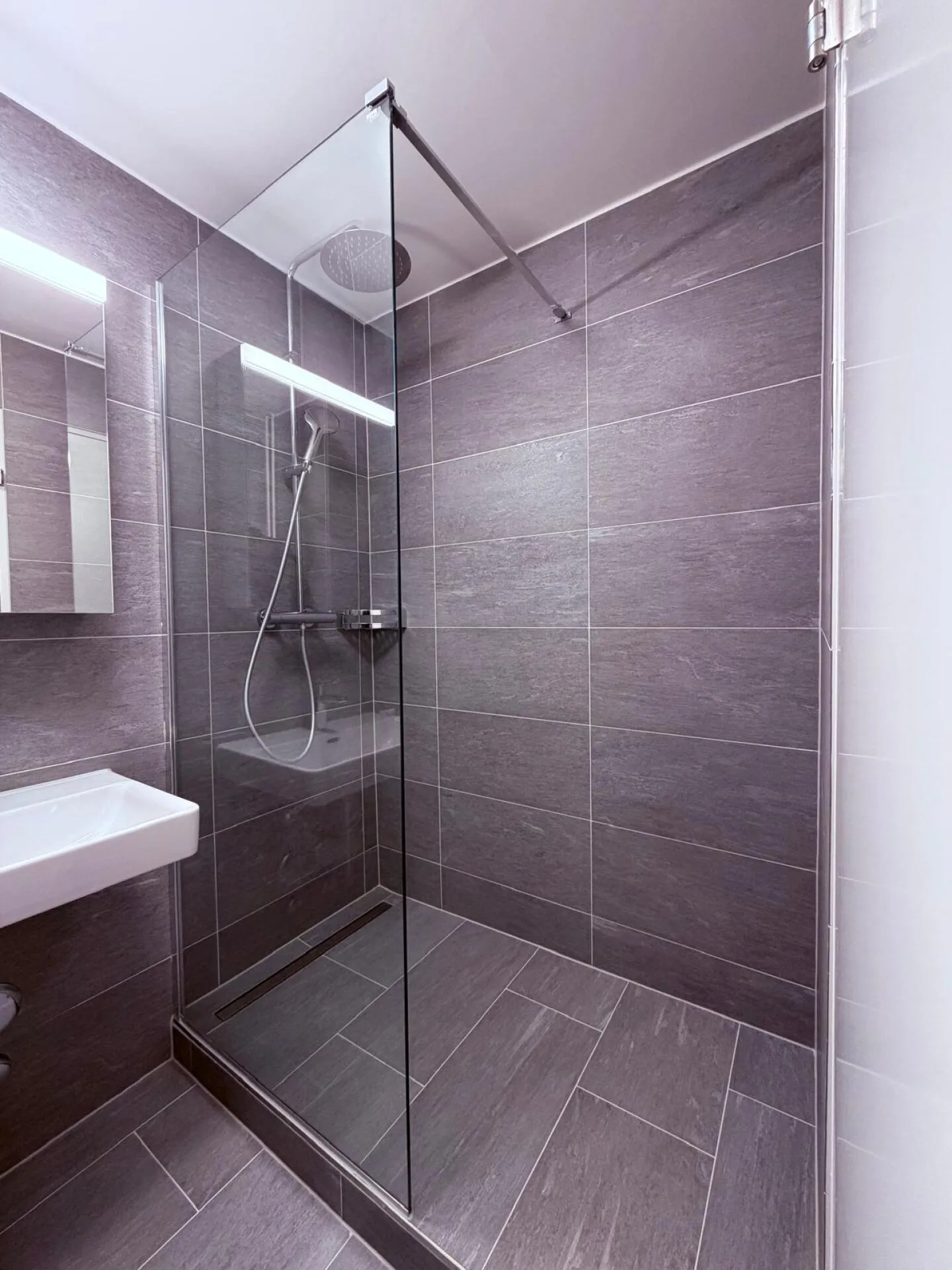 First occupancy 2.5-room apartment with own washing machine/tumbler, large balcony and cellar compartment - Photo 4 of 9