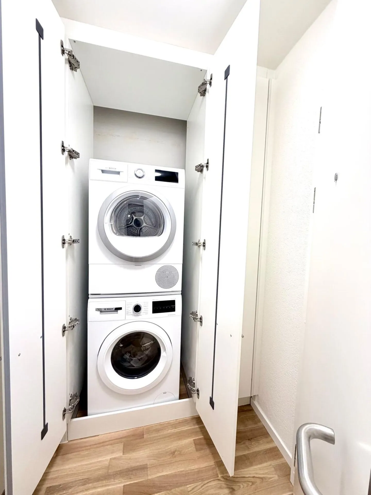 First occupancy 2.5-room apartment with own washing machine/tumbler, large balcony and cellar compartment - Photo 5 of 9