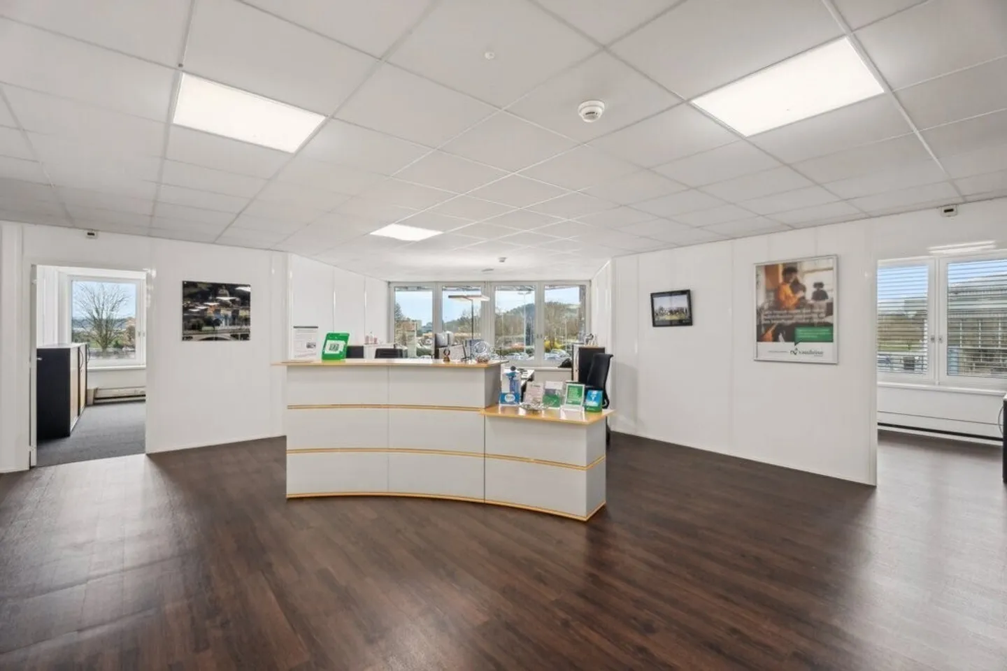 Magnifique bureaux à proximité des axes autoroutiers ! - Photo 3 sur 12
