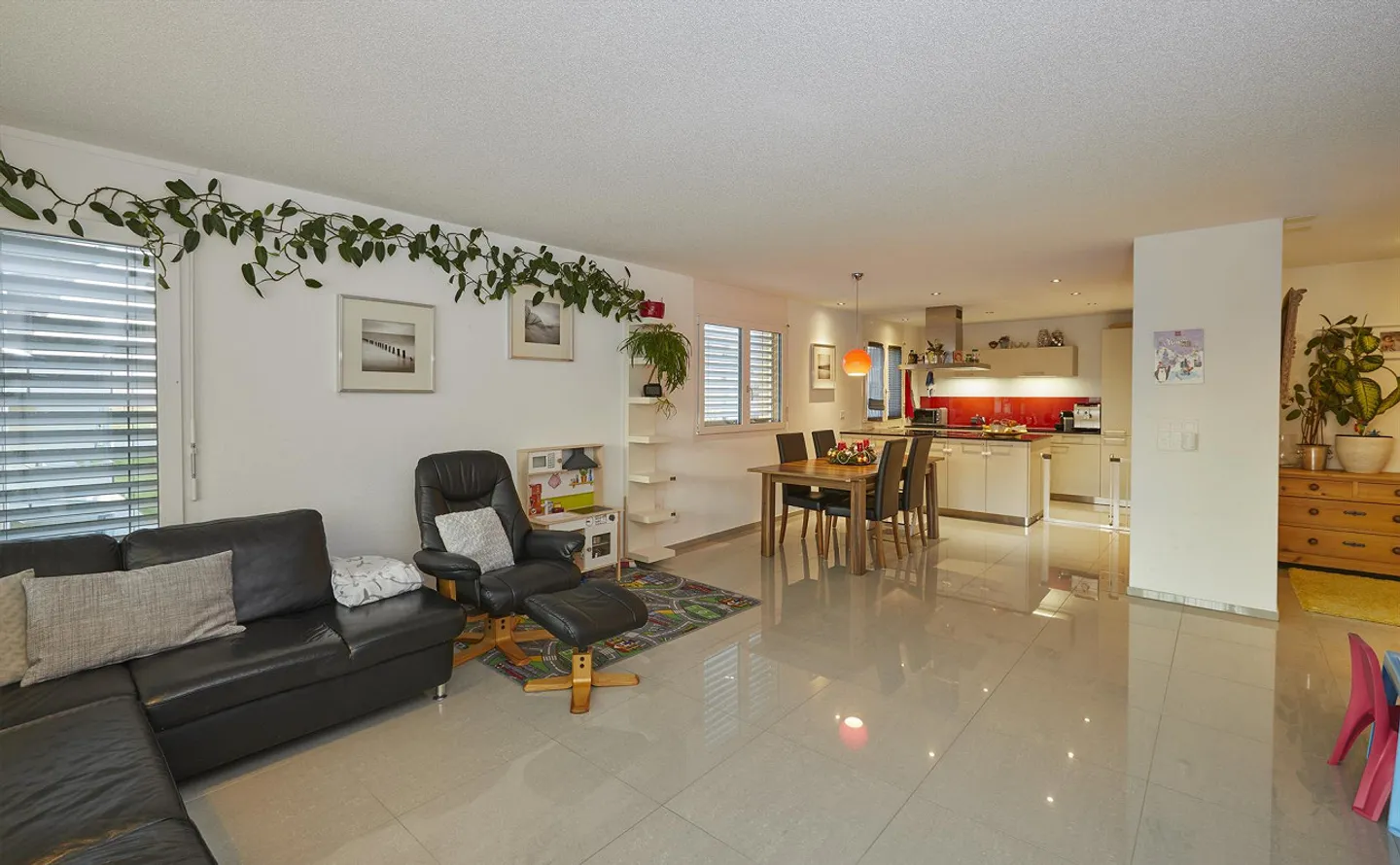 Appartement ensoleillé de 4,5 pièces ***Balcon de 28 m2*** - Photo 7 sur 17