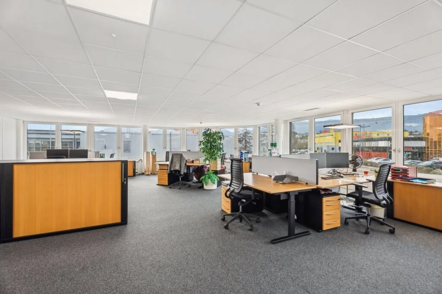 Magnifique bureaux à proximité des axes autoroutiers ! - Photo 7 sur 12