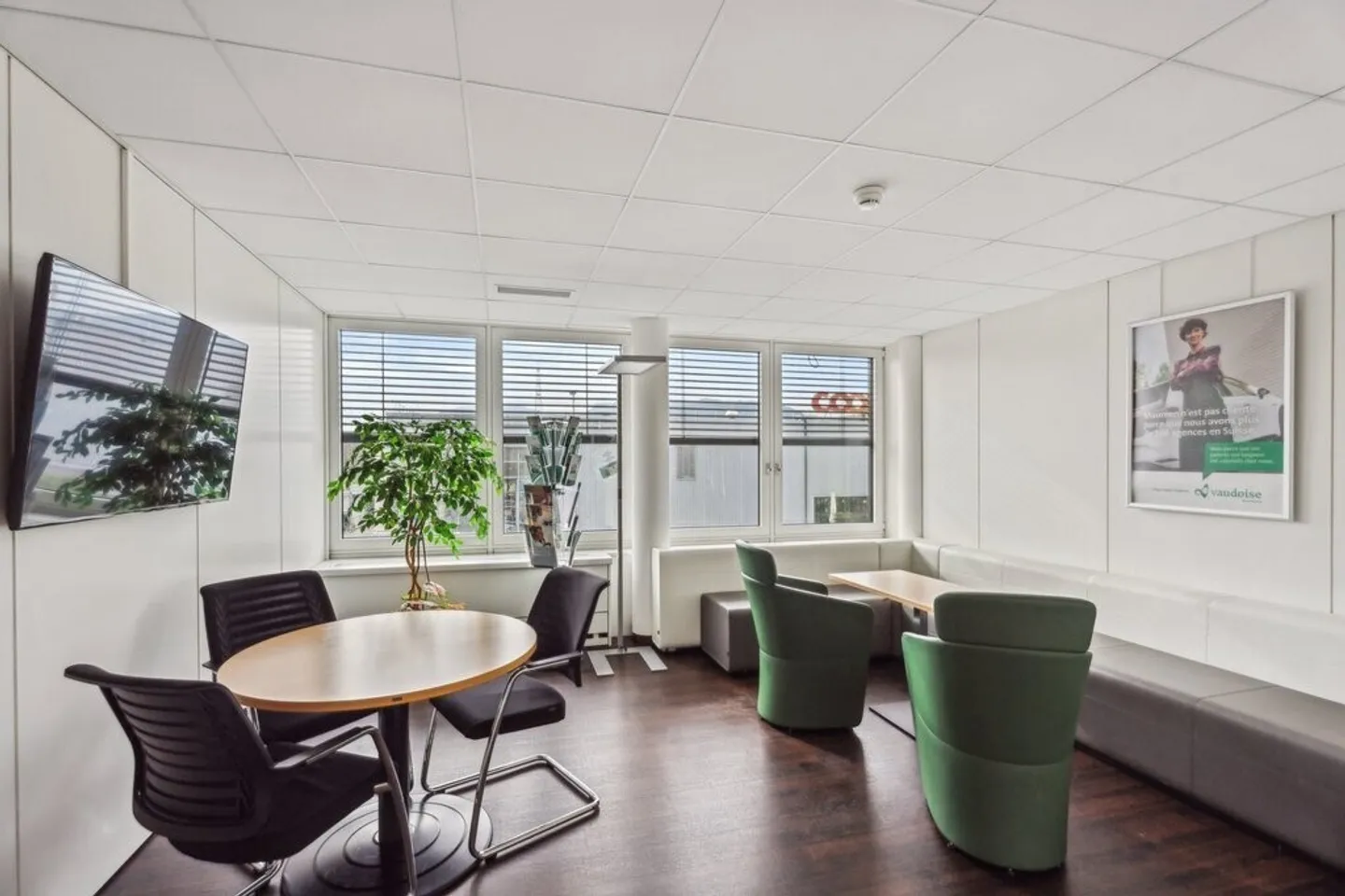 Magnifique bureaux à proximité des axes autoroutiers ! - Photo 8 sur 12