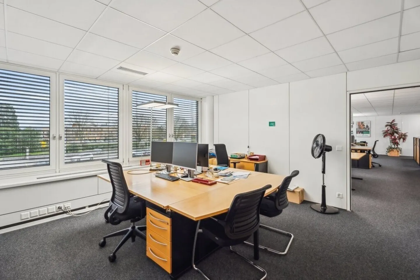 Magnifique bureaux à proximité des axes autoroutiers ! - Photo 10 sur 12