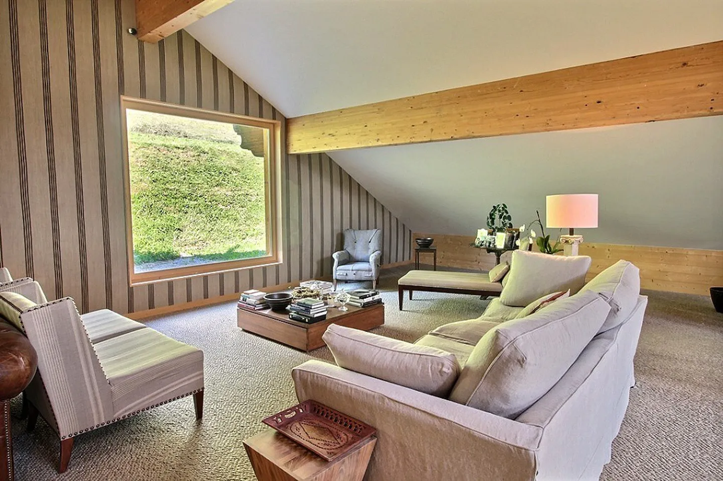 Exceptional property with stunning views of the valley - Photo 6 of 13