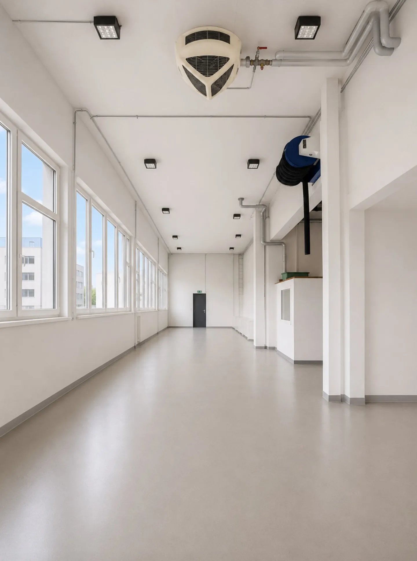 Spazio commerciale/magazzino versatile con piattaforma di stoccaggio, uffici e grande porta - Foto 3 di 14