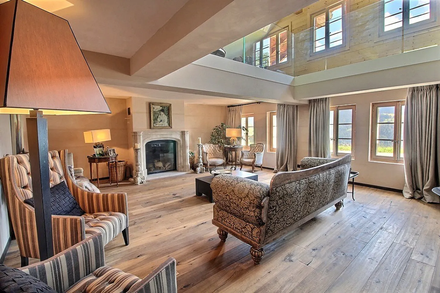 Exceptional property with stunning views of the valley - Photo 3 of 13