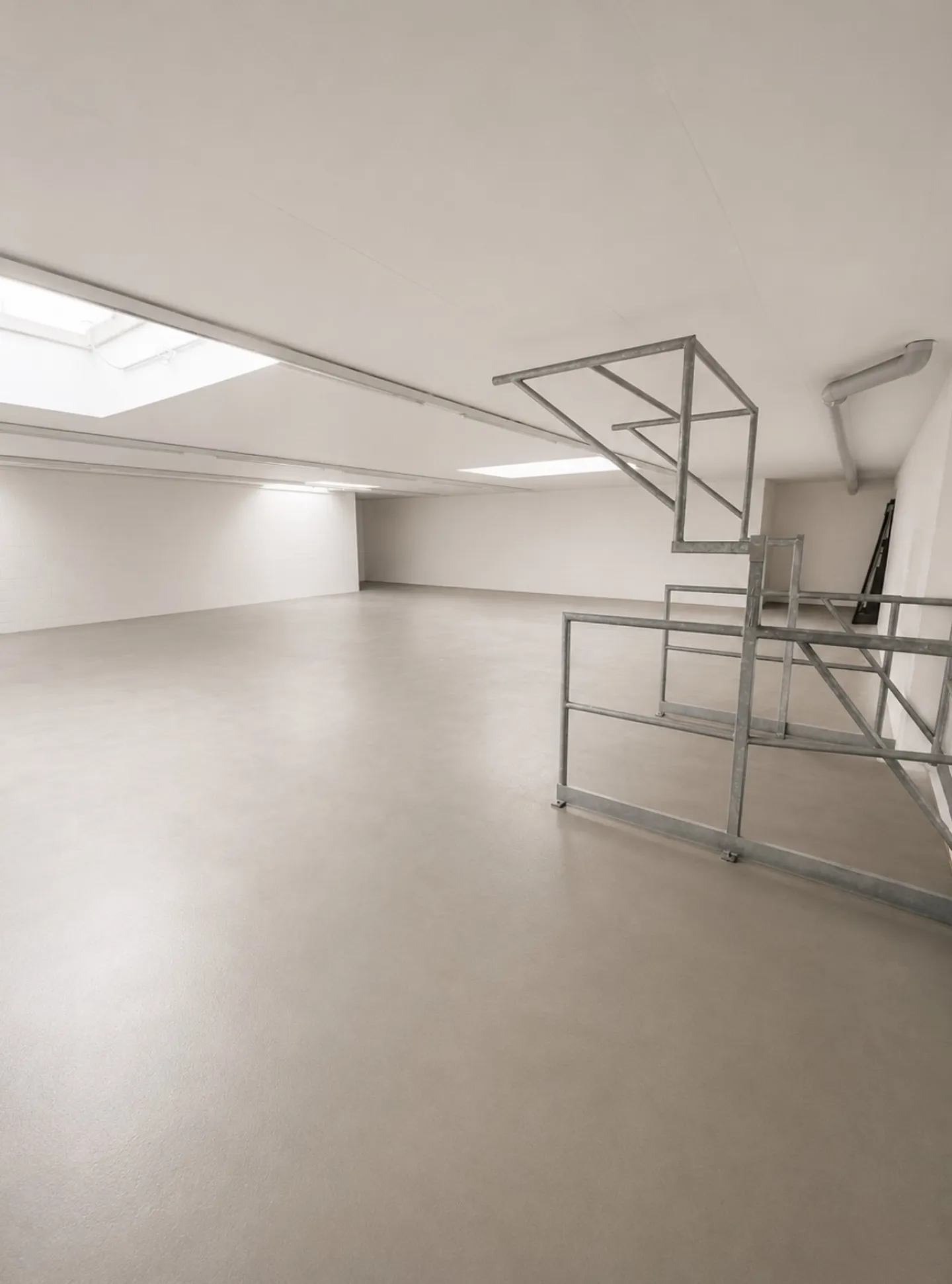 Spazio commerciale/magazzino versatile con piattaforma di stoccaggio, uffici e grande porta - Foto 7 di 14