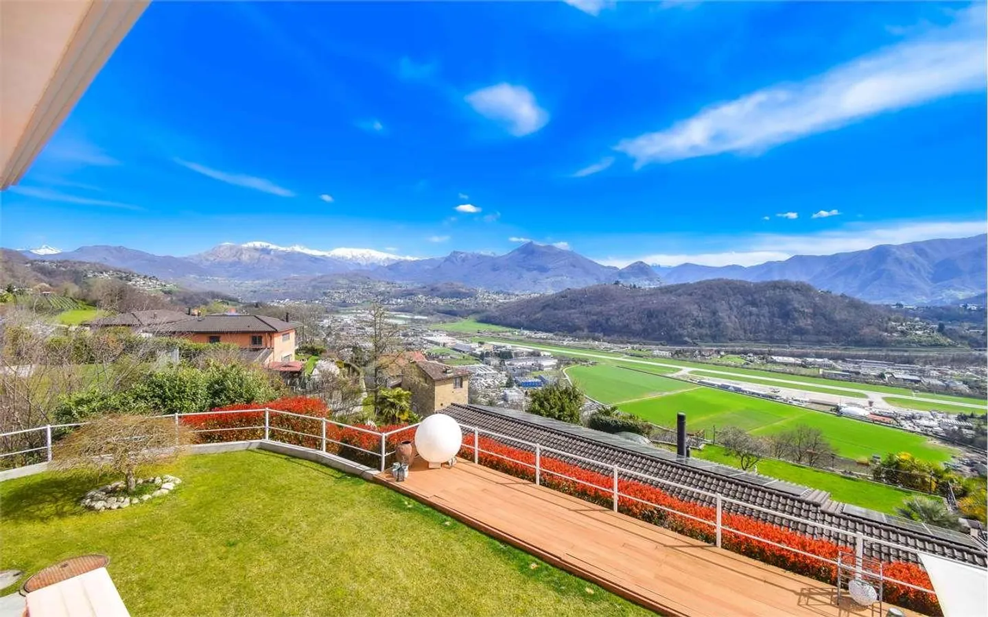 Villa with pool and open view - Photo 12 of 13