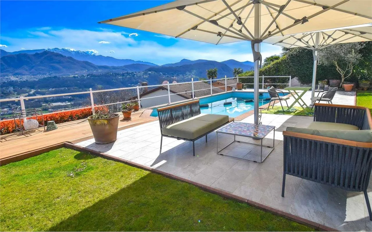 Villa with pool and open view - Photo 2 of 13