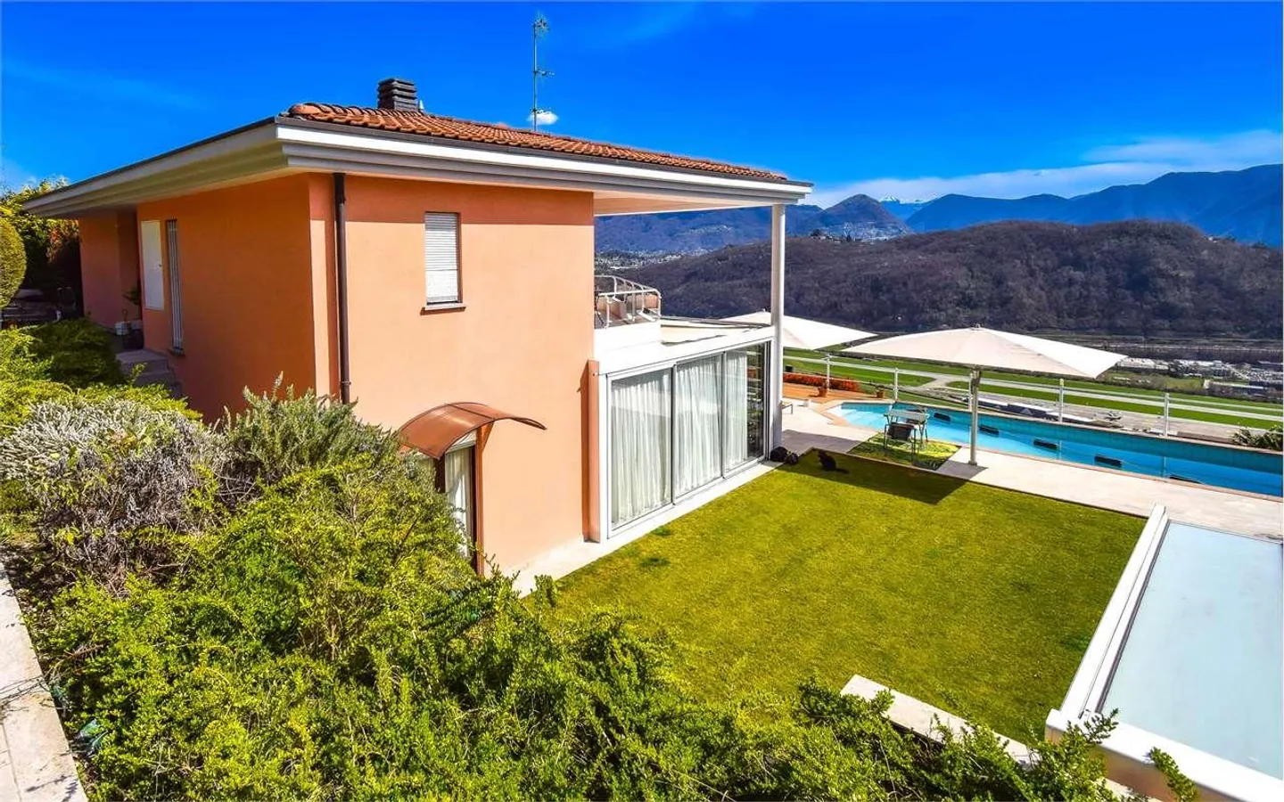 Villa with pool and open view - Photo 3 of 13