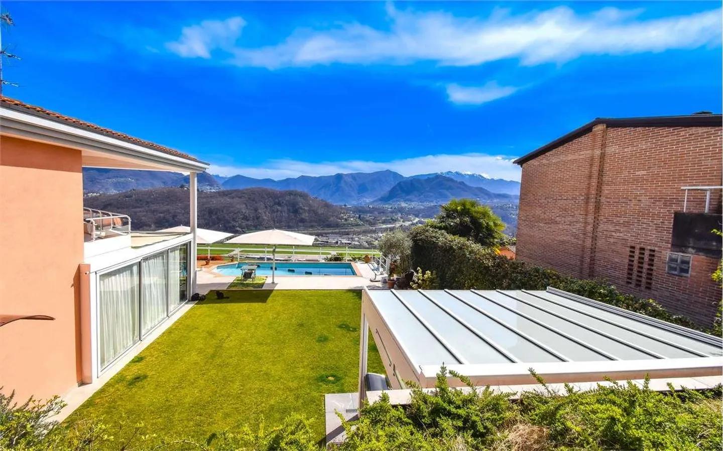 Villa with pool and open view - Photo 4 of 13