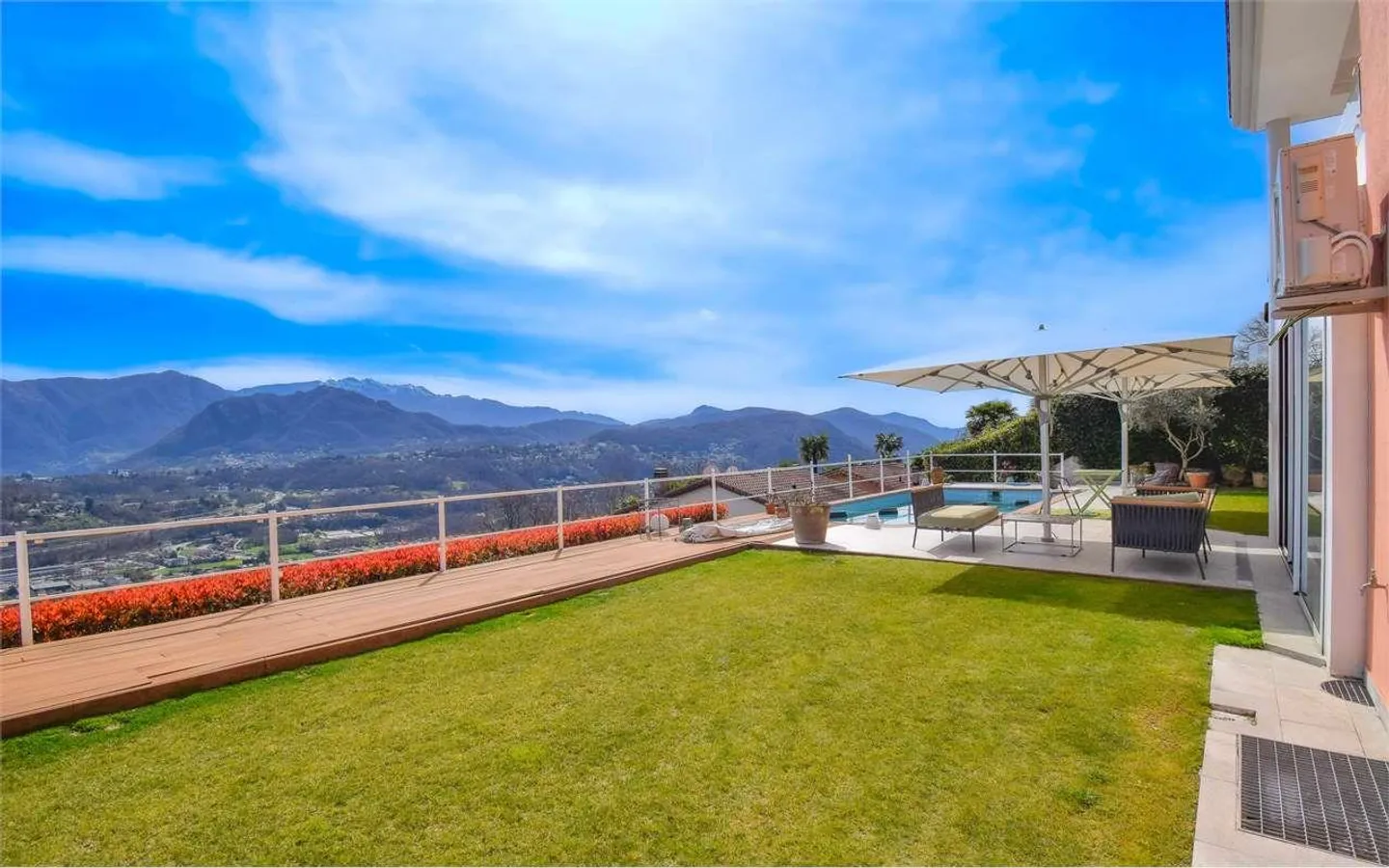 Villa with pool and open view - Photo 5 of 13