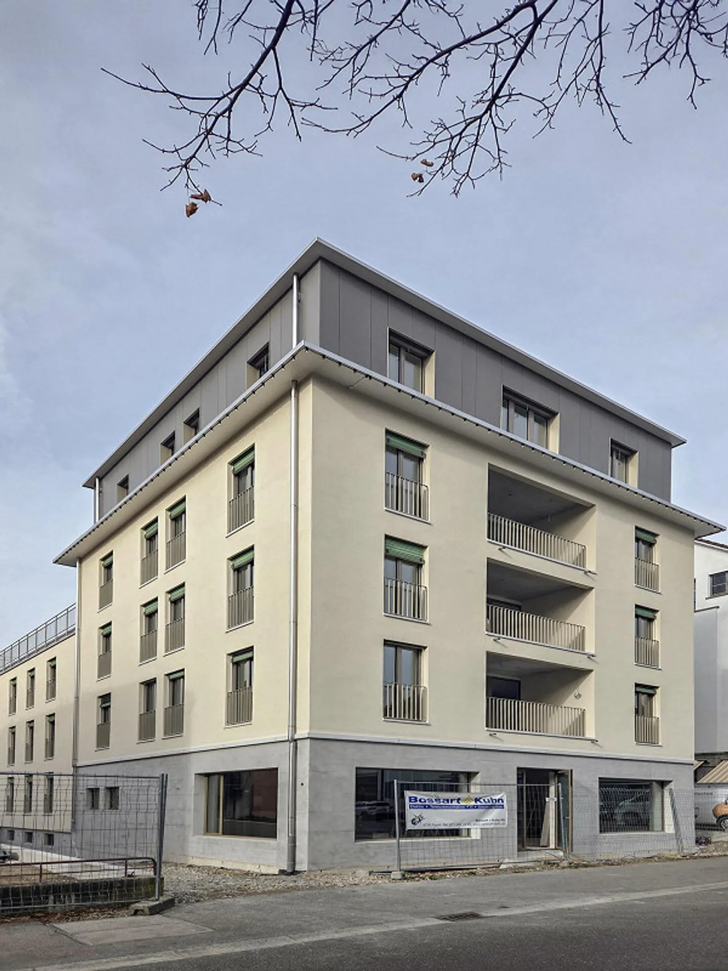 Modern 4.5-room penthouse apartment in a central location in Flawil - Photo 2 of 6