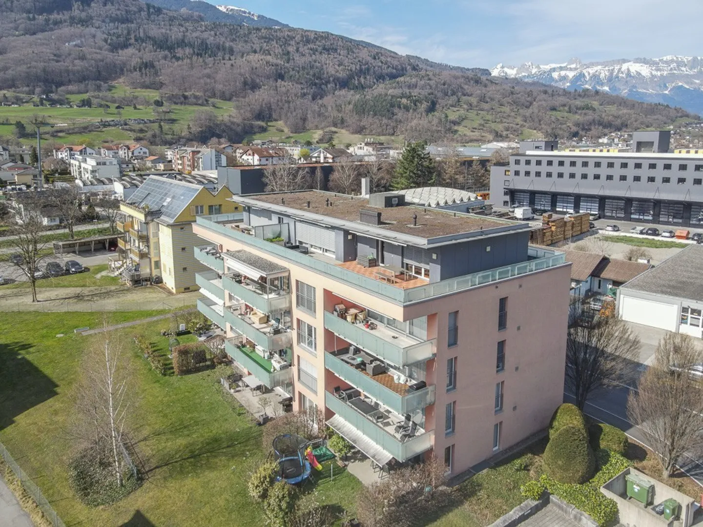 Pacchetto Immobiliare Attraente - Due MFH in una Posizione Centrale - Foto 2 di 11