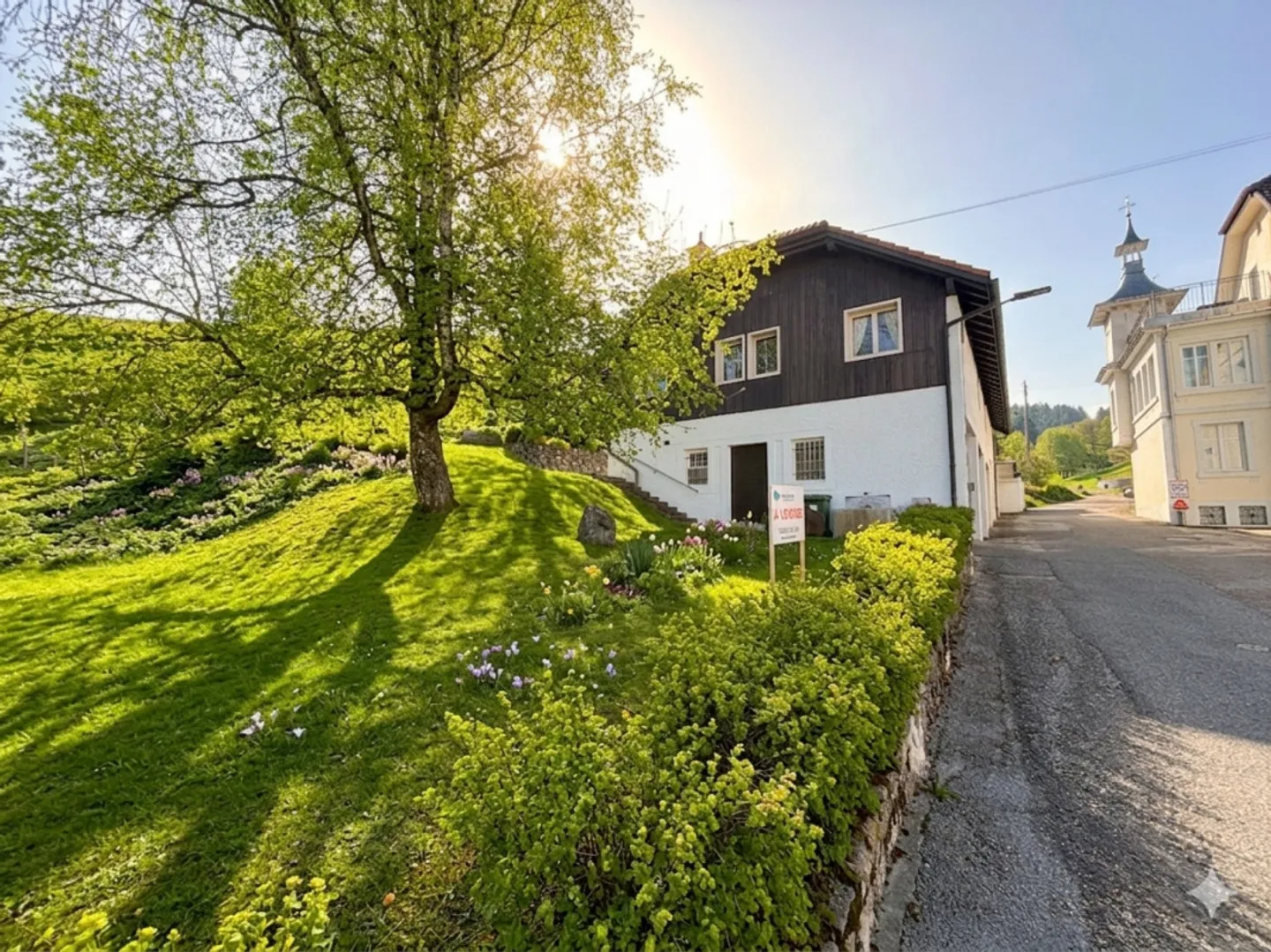 Beautiful family house with 6 large garages - Photo 3 of 19