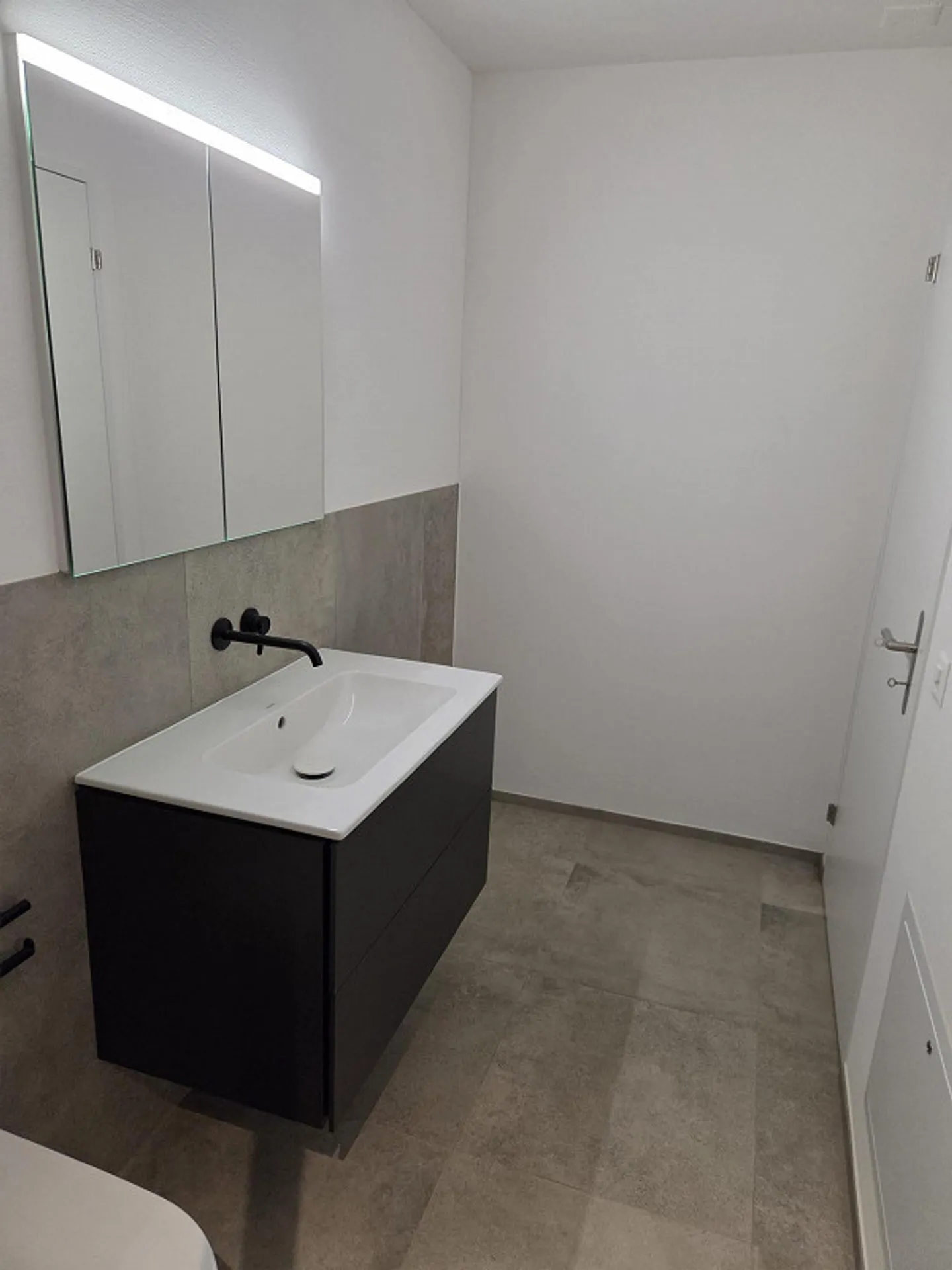 Apartment with 3 1/2 rooms on the ground floor and basement - Photo 8 of 27