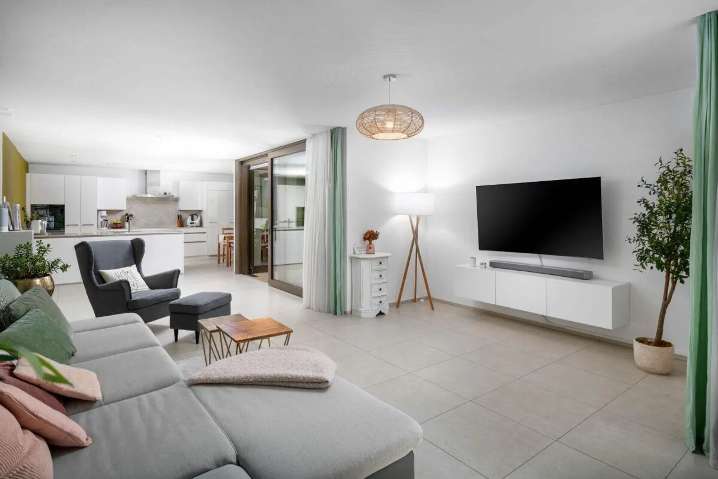 Stylish apartment with large garden - Photo 1 of 12